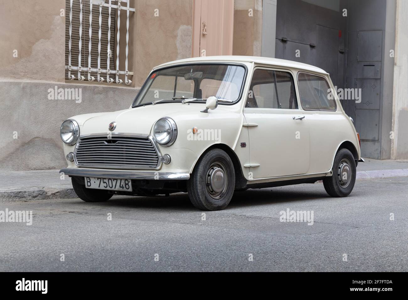 SABADELL, SPAGNA-6 APRILE 2021: Mark i Rover Mini Cooper 1000 AUTHI (alias Morris Mini o Austin Mini) Foto Stock