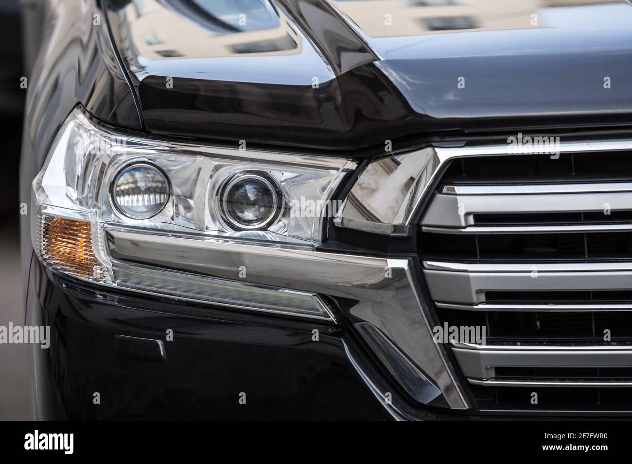 Il faro di moderne auto di prestigio da vicino Foto Stock