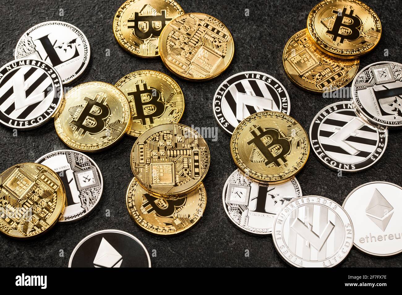 Monete di Bitcoin, Ethereum, Litecoin su sfondo nero Foto Stock