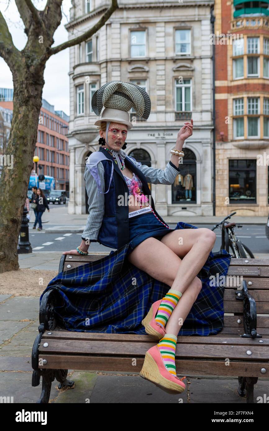 Un modello presenta la collezione di Pierre Garroudi durante la sfilata di moda della mob flash dello stilista a Sloane Square a Londra, Regno Unito Foto Stock