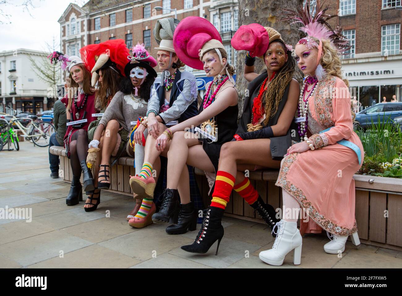 I modelli presentano la collezione di Pierre Garroudi durante la sfilata di moda della mob flash dello stilista a Sloane Square a Londra, Regno Unito Foto Stock