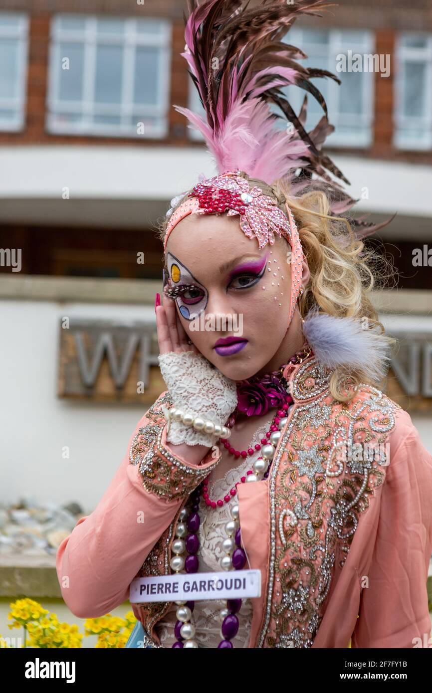 Un modello presenta la collezione di Pierre Garroudi durante la sfilata di moda della mob flash dello stilista a Sloane Square a Londra, Regno Unito Foto Stock