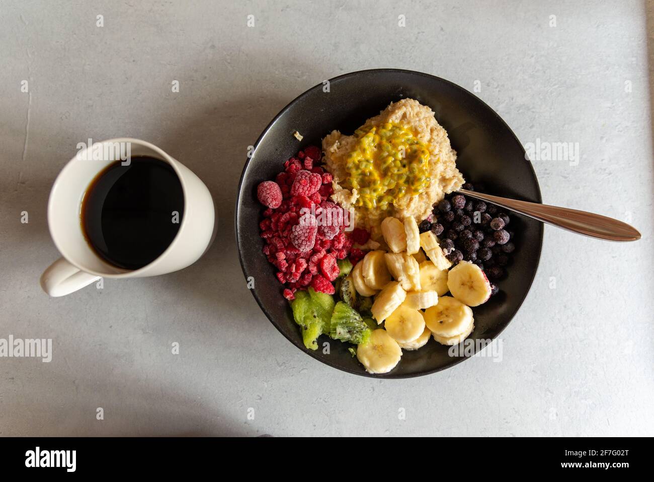 Farinata d'avena con frutta e bacche Foto Stock