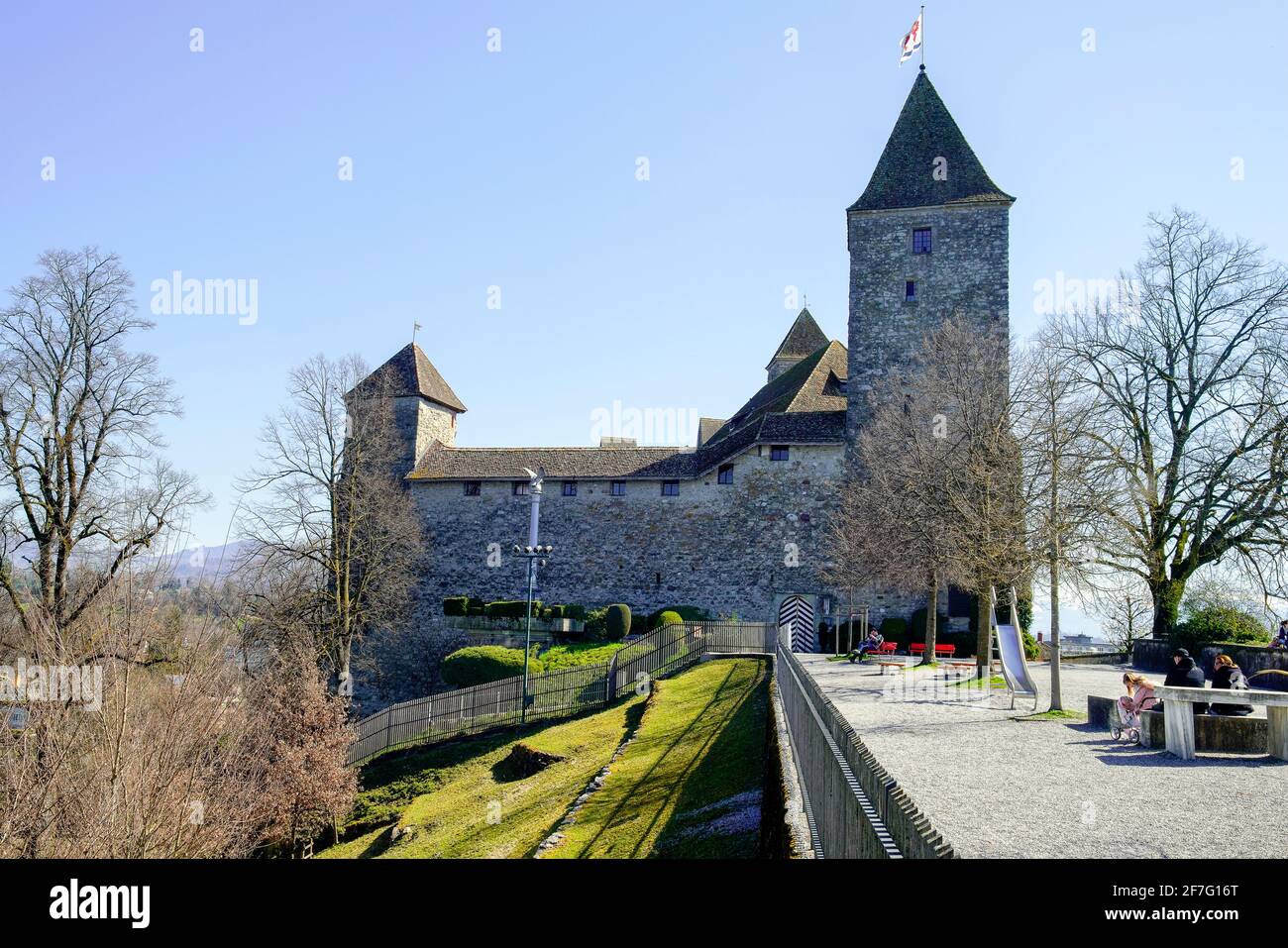 Il Castello di Rapperswil e le fortificazioni furono costruite dai conti di Rapperswil intorno al 1200. Rapperswil-Jona, Canton San Gallo, Svizzera. Foto Stock