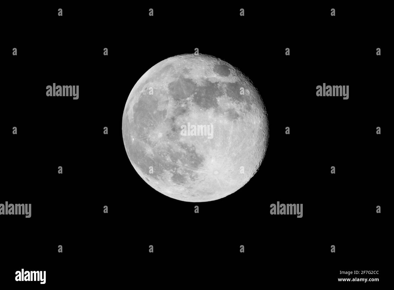 quasi piena luna su cielo notturno dettagli ravvicinati Foto Stock