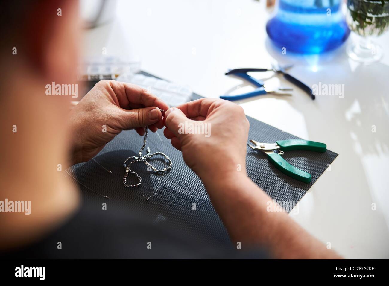 Gioielliere maschio che fa un nuovo oggetto di gioielleria Foto stock -  Alamy