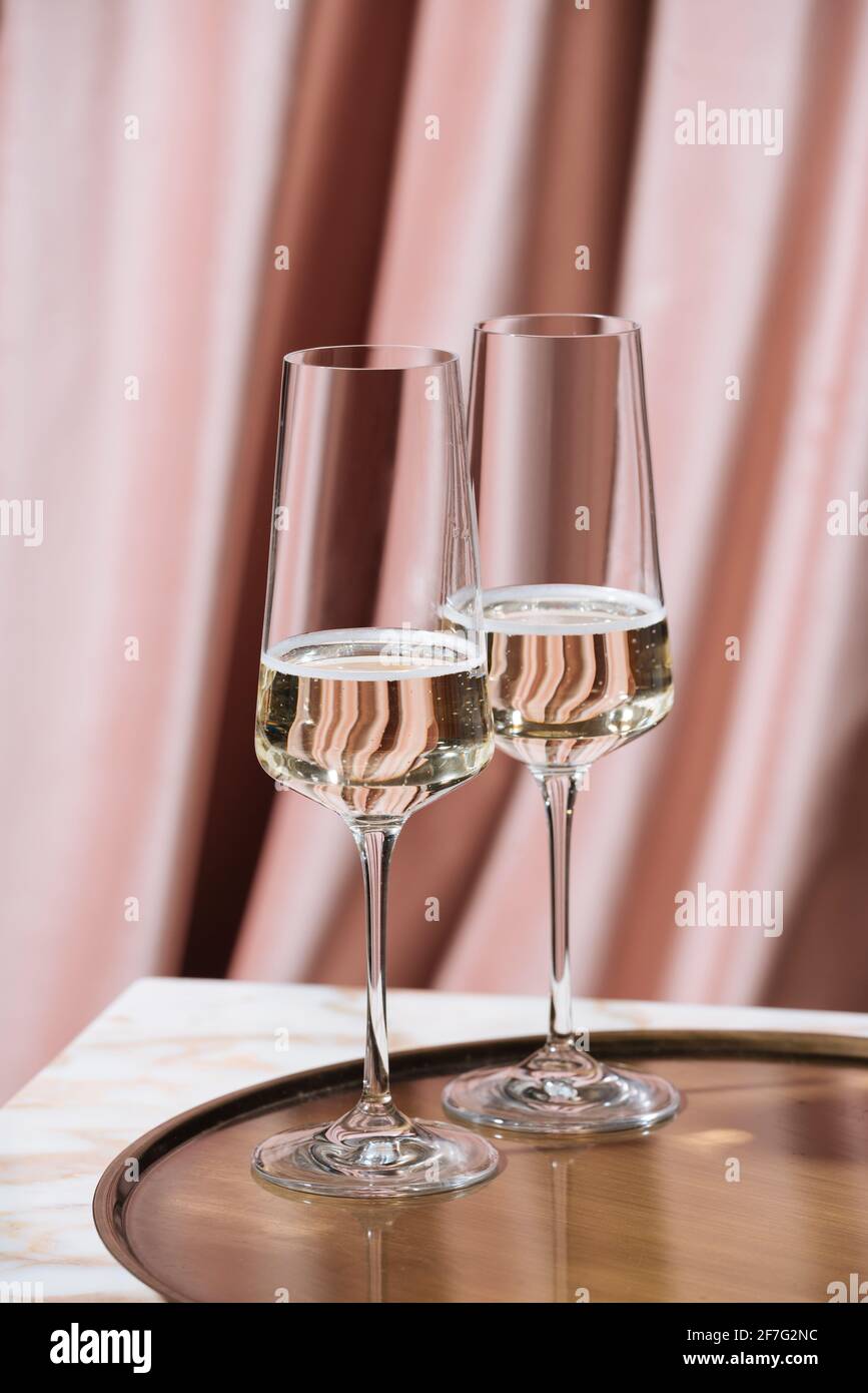 Prosecco Valdobbiadene bicchieri, fondo di velluto rosa Foto Stock