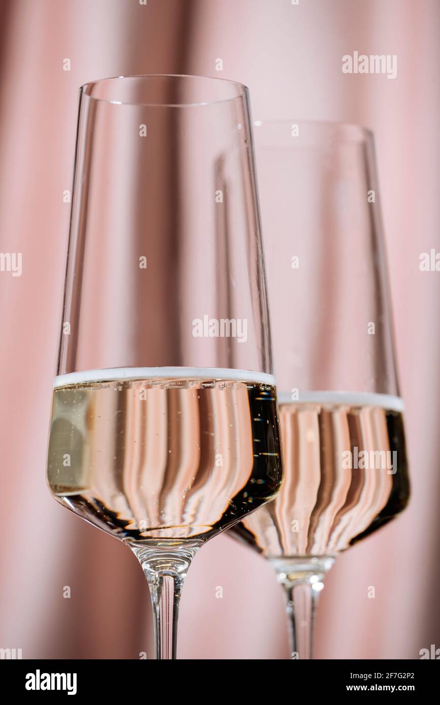 Prosecco Valdobbiadene bicchieri, fondo di velluto rosa Foto Stock