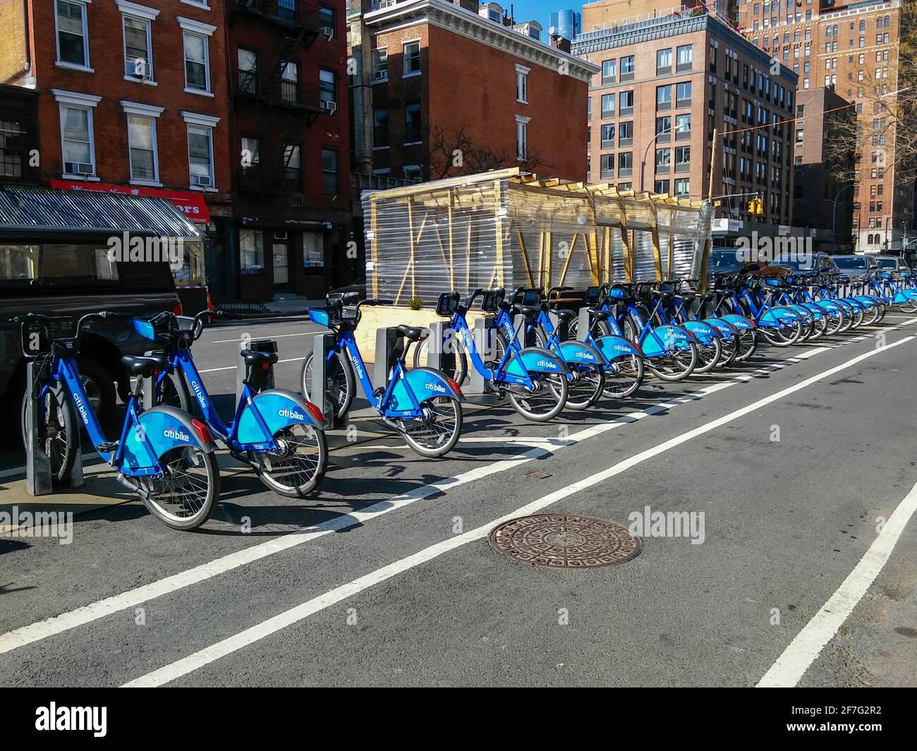 New York, Stati Uniti. 05 aprile 2021. Cena all'aperto presso un ristorante a New York e una docking station Citibike lunedì 5 aprile 2021. (ÂPhoto di Frances M. Roberts) Credit: Sipa USA/Alamy Live News Foto Stock