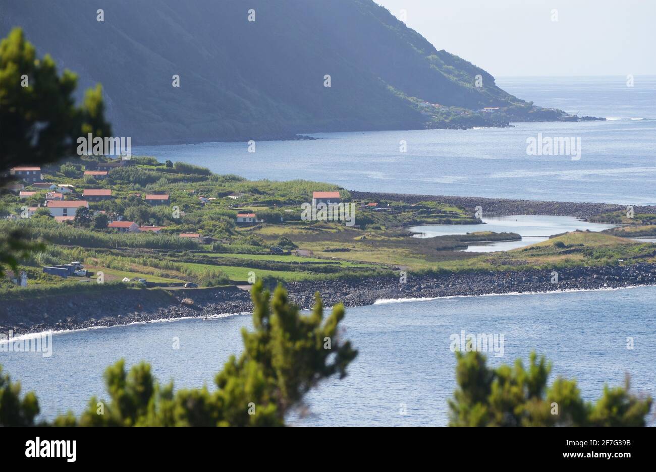 Laguna costiera di Faja dos Cubres nella Riserva della Biosfera di Sao Jorge, arcipelago delle Azzorre Foto Stock