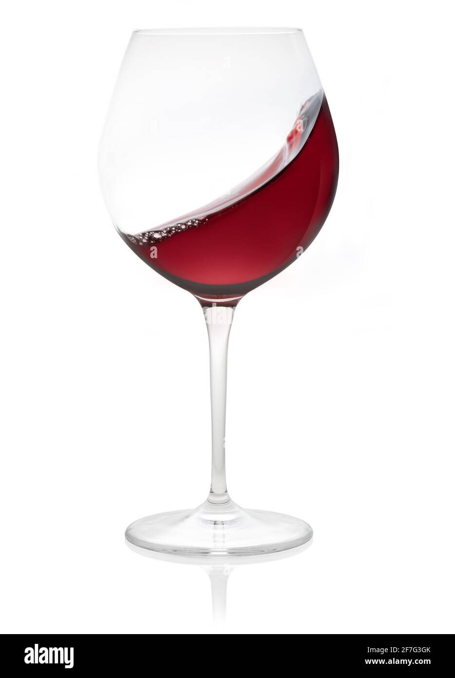 onda di vino rosso in un bicchiere isolato su sfondo bianco Foto Stock