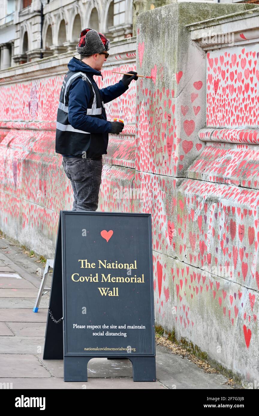 Londra. REGNO UNITO. I cuori continuano ad essere aggiunti al National Covid Memorial Wall presso il St. Thomas' Hospital Westminster, in memoria di coloro che sono morti per coronavirus durante la pandemia. Foto Stock