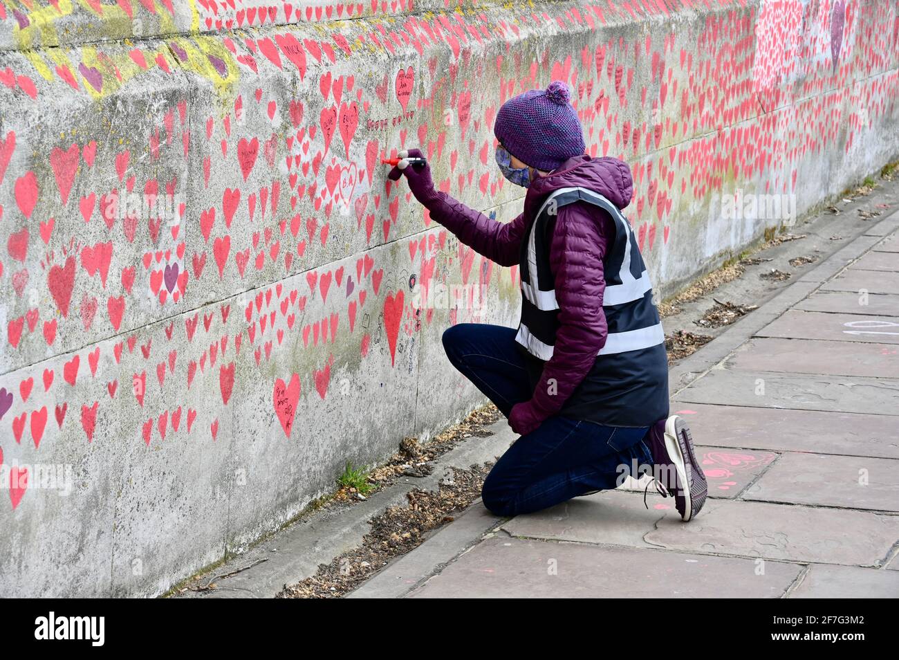 Londra. REGNO UNITO. I cuori continuano ad essere aggiunti al National Covid Memorial Wall presso il St. Thomas' Hospital Westminster, in memoria di coloro che sono morti per coronavirus durante la pandemia. Foto Stock