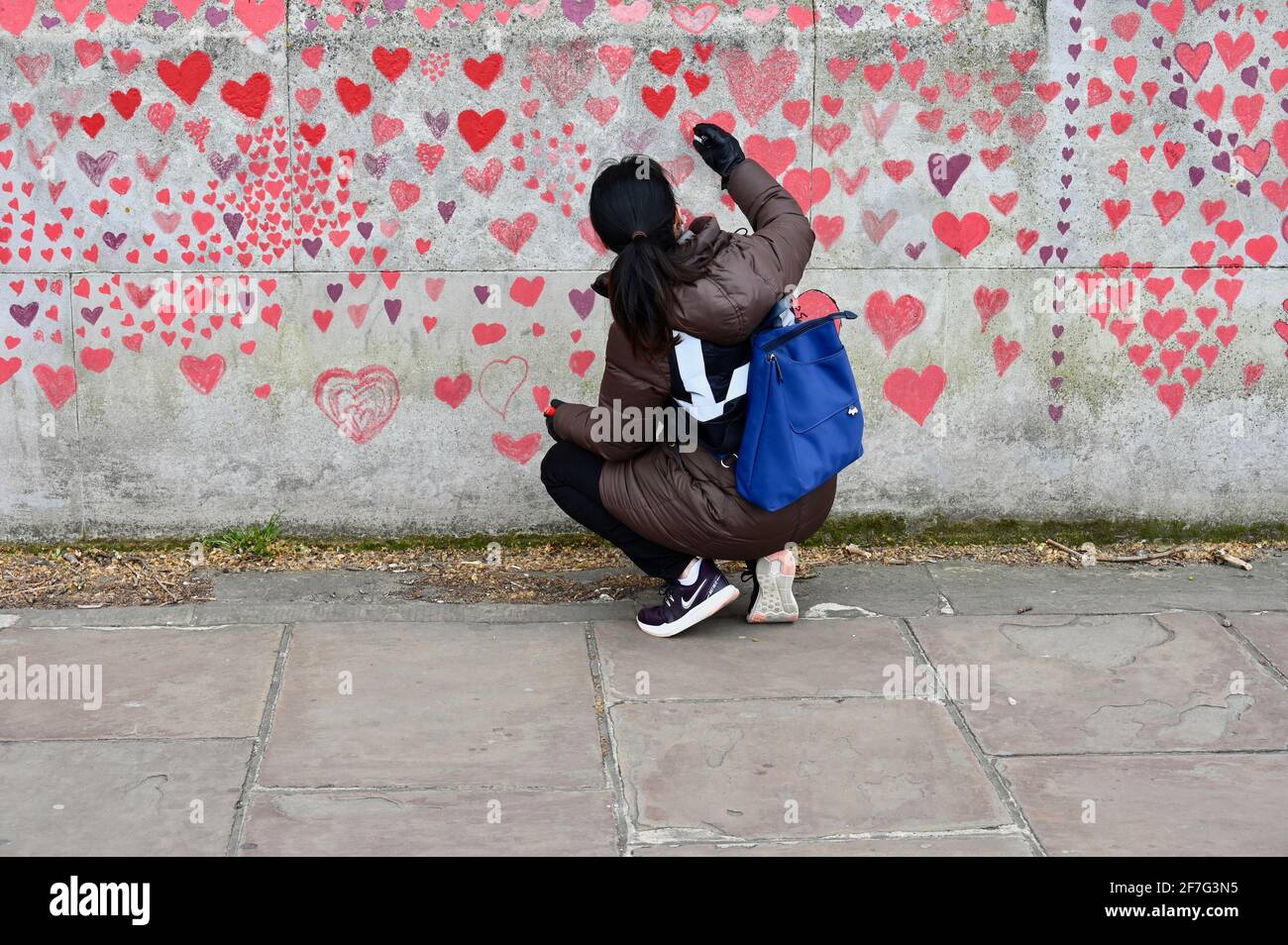 Londra. REGNO UNITO. I cuori continuano ad essere aggiunti al National Covid Memorial Wall presso il St. Thomas' Hospital Westminster, in memoria di coloro che sono morti per coronavirus durante la pandemia. Foto Stock