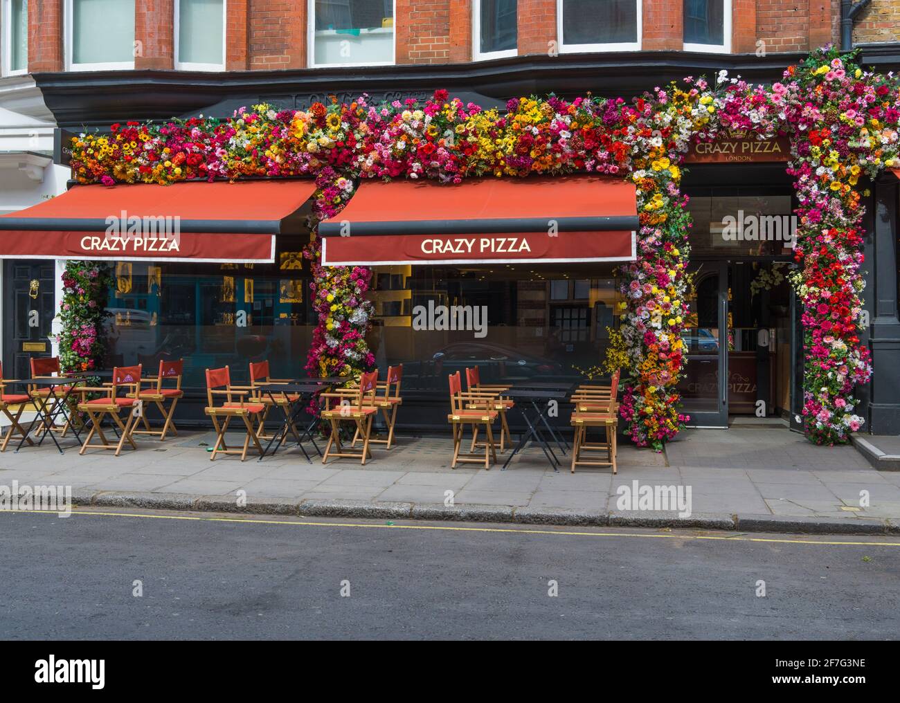 Crazy Pizza Marylebone, ristorante italiano di pizza e cocktail bar. Paddington Street, Marylebone, Londra, Inghilterra, Regno Unito Foto Stock Crazy Pizza Marylebone, ristorante italiano di pizza e cocktail bar. Paddington Street, Marylebone, Londra, Inghilterra, Regno Unito Foto Stock