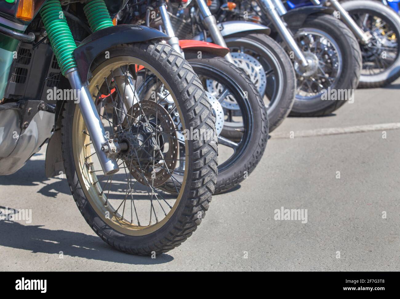 diverse motociclette in parcheggio su asfalto da vicino Foto Stock