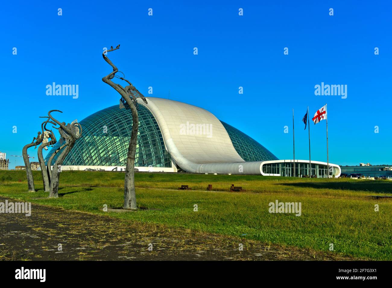 Scultura moderna di fronte all'ex edificio del Parlamento georgiano a Kutaisi, architetti CMD Ingenieros, Kutaisi, Imereti, Georgia Foto Stock