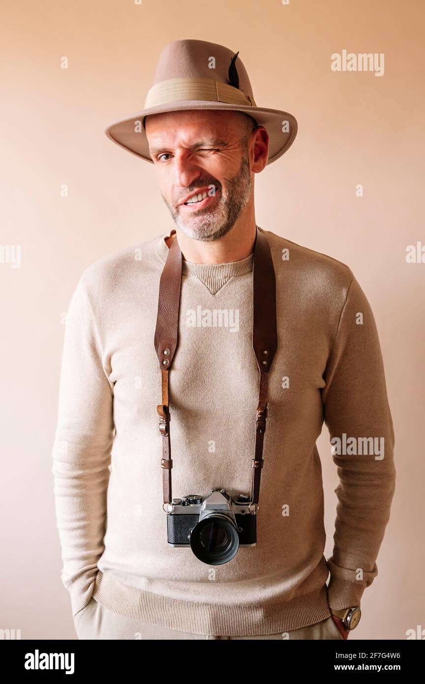 uomo di 45 anni con telecamera analogica Foto Stock