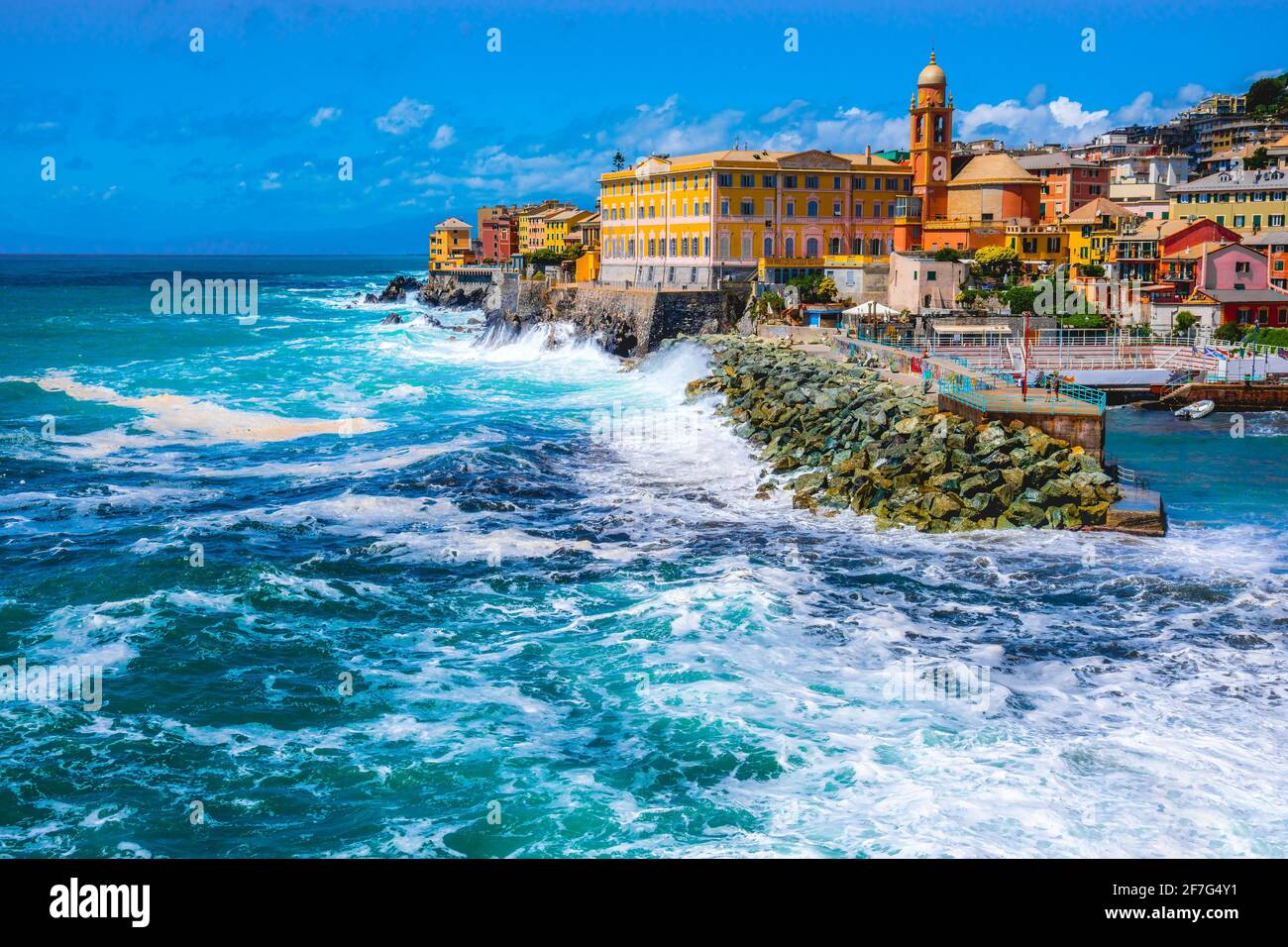 Mare accidentato grandi onde crash sul piccolo porto di Nervi A Genova in Riviera ligure in bella soleggiata giorno Foto Stock
