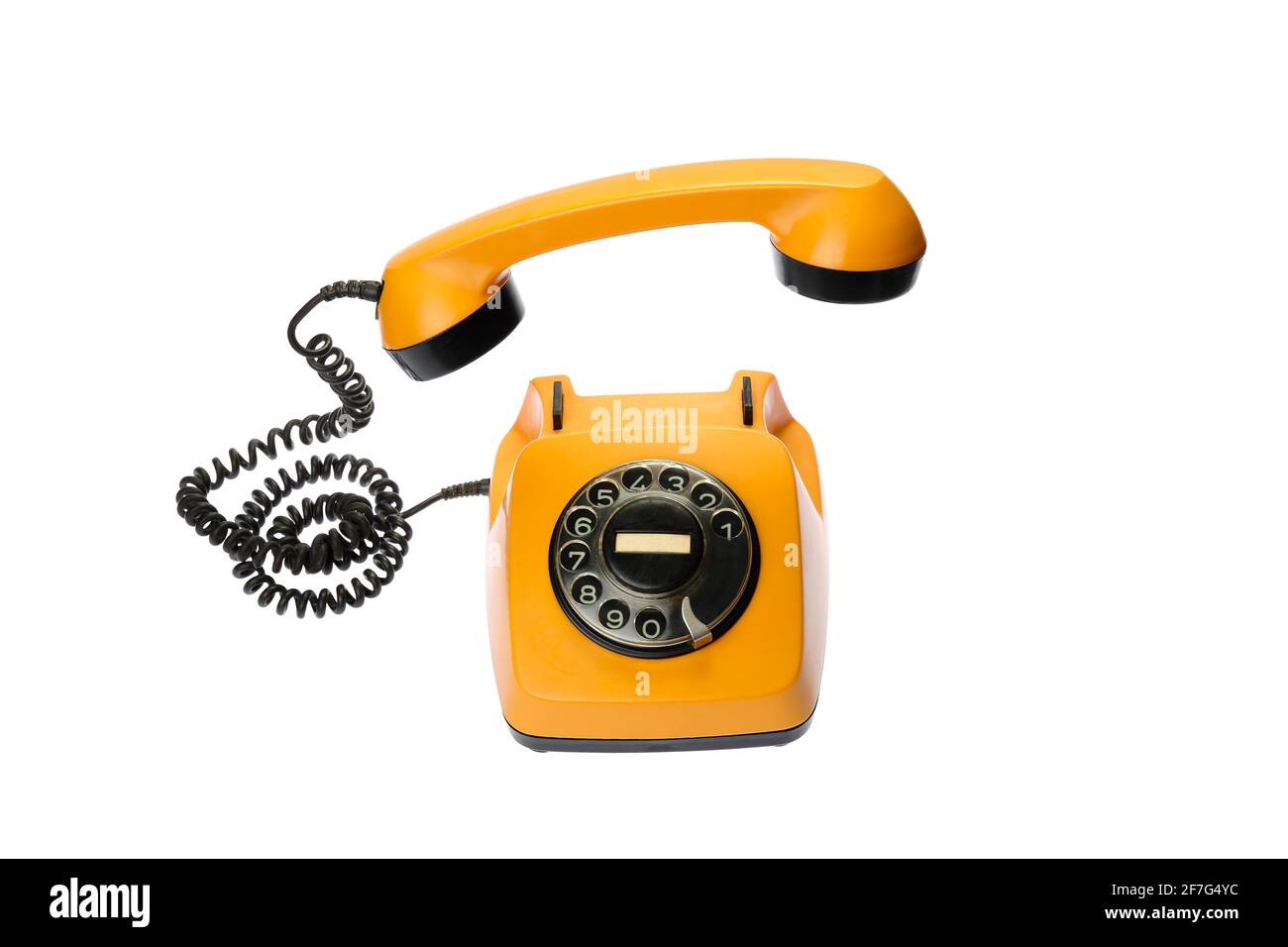 Vecchio telefono a manopola arancione con ricevitore sospeso, isolato su sfondo bianco Foto Stock