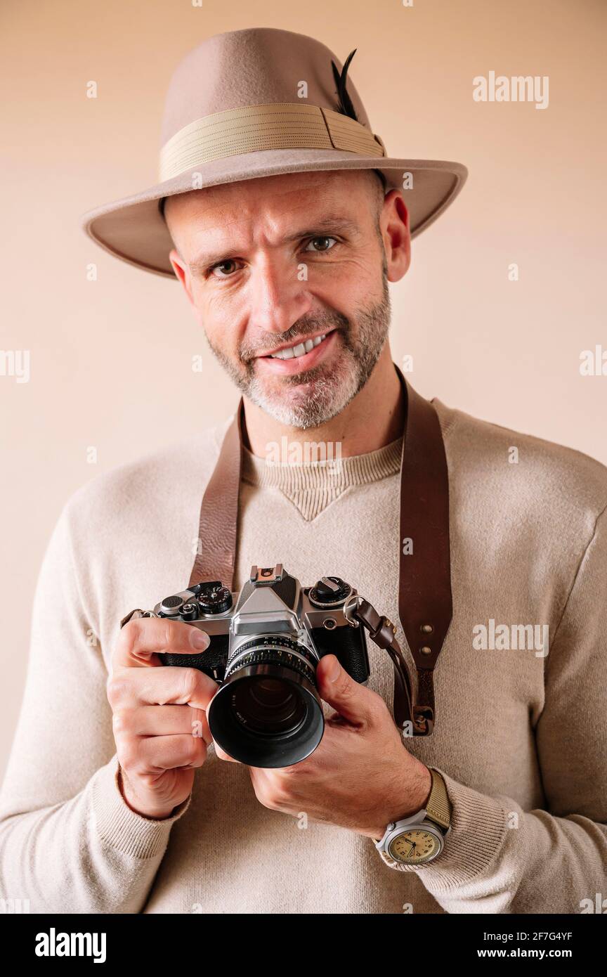 uomo di 45 anni con telecamera analogica Foto Stock