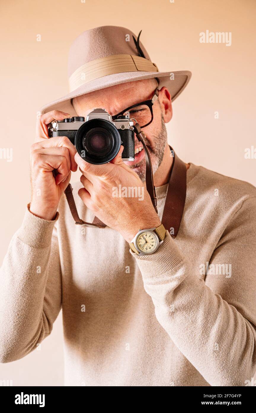 uomo di 45 anni con telecamera analogica Foto Stock