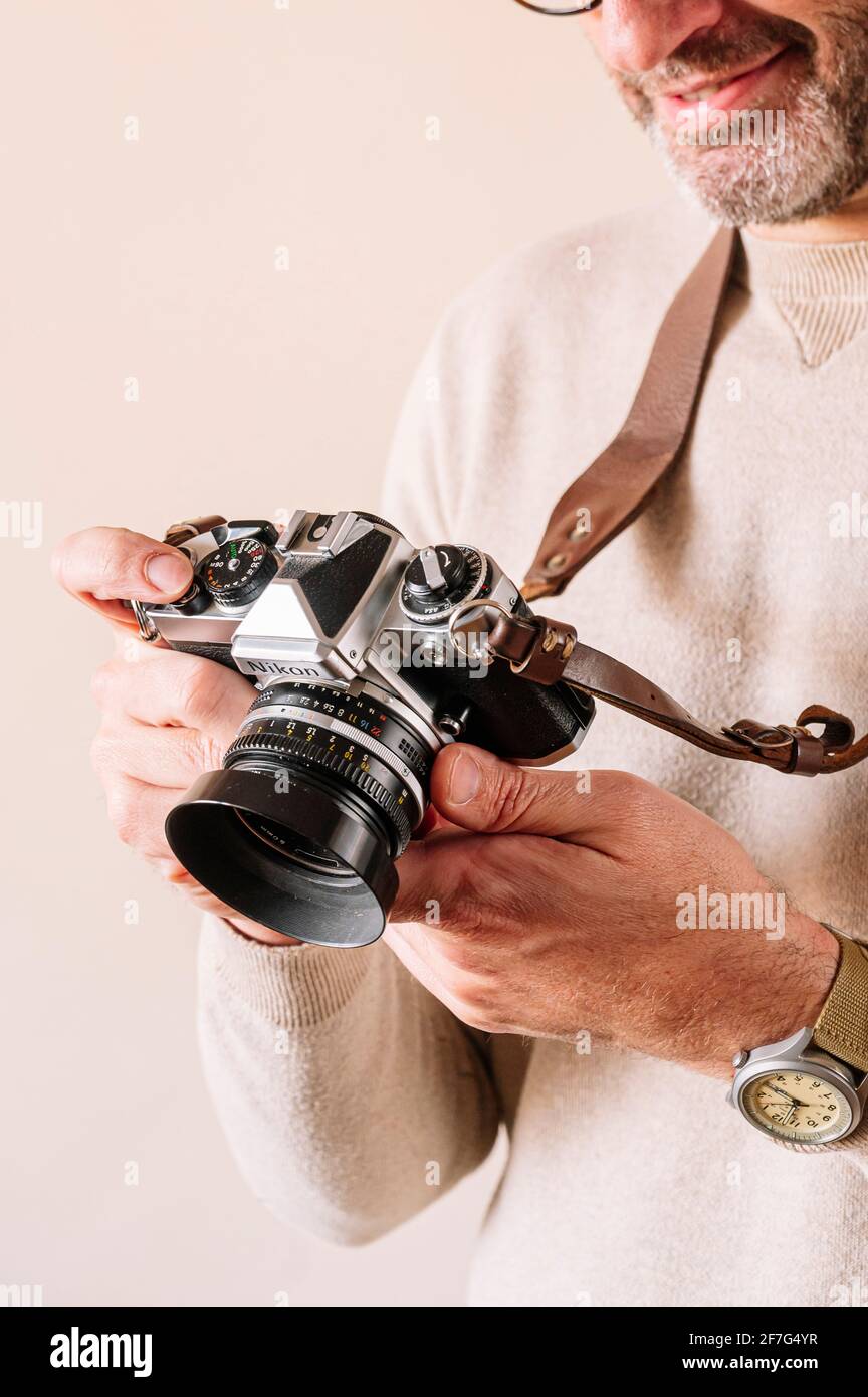 uomo di 45 anni con telecamera analogica Foto Stock