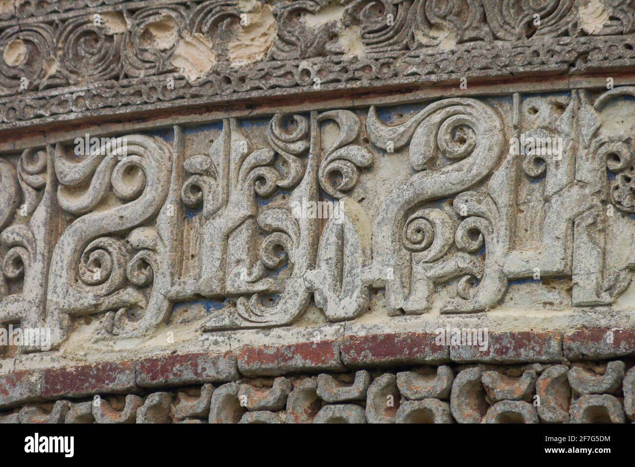 Particolare di stucco Kuific iscrizione, Resget, tomba torre, Mazanderan, Iran Foto Stock