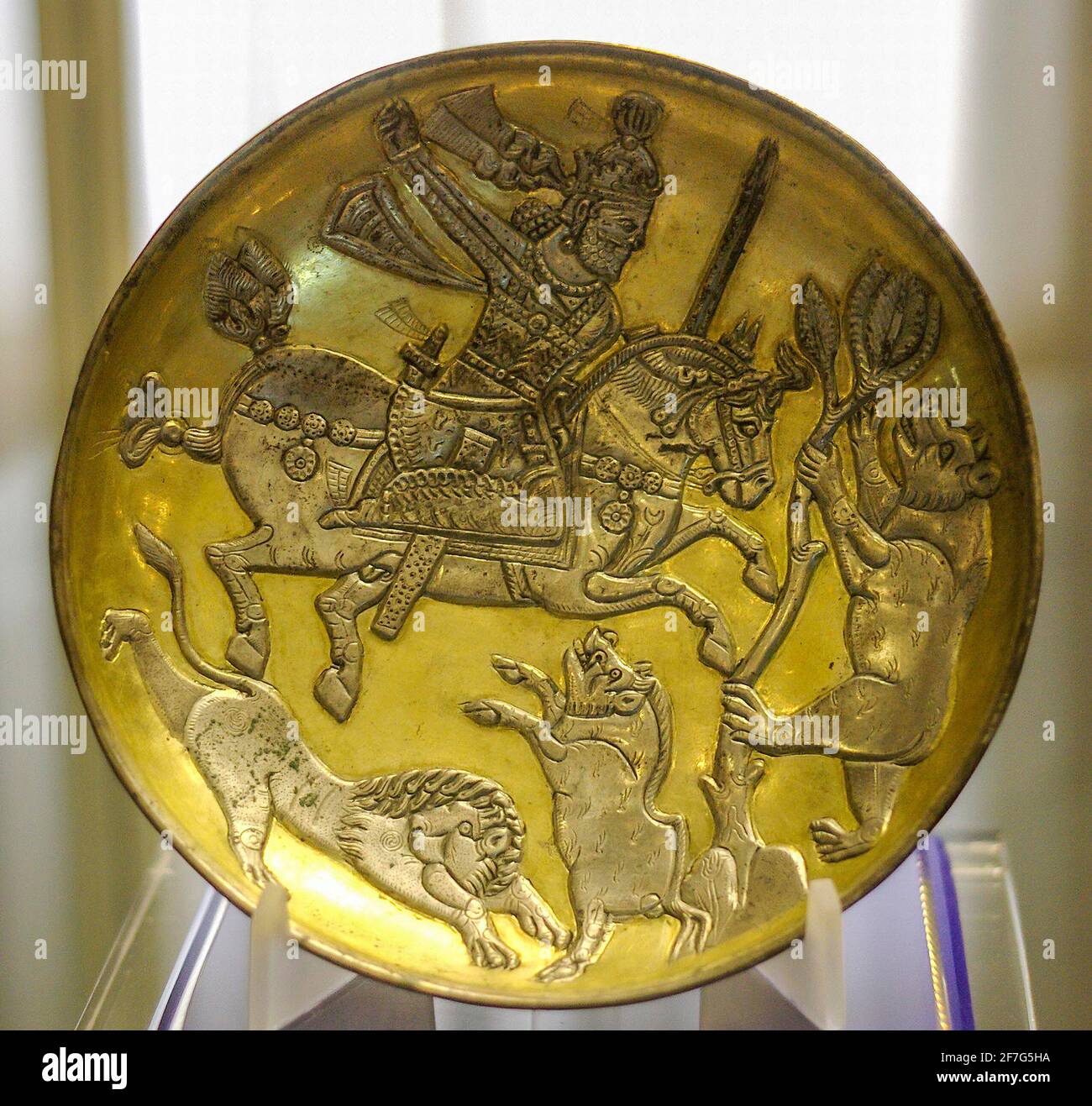 Piatto d'argento dorato sasaniano raffigurante il Re che caccia un leone, un cinghiale e un orso, Museo Tabriz, Iran. Foto Stock