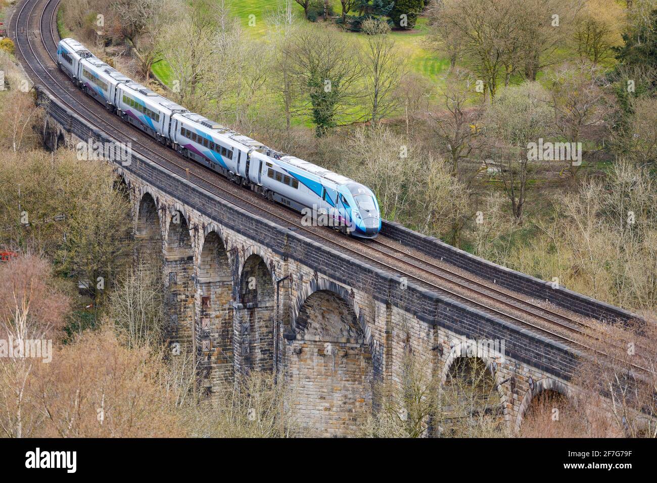 Un treno TransPennine Express attraversa il viadotto a Brownhill, Uppermill, Saddleworth sulla sua strada per Manchester. Foto Stock