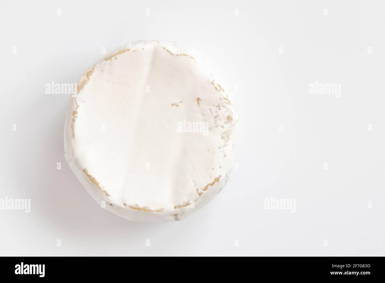testa di gustoso formaggio camembert isolato su bianco, tipo brie di formaggio, francese Foto Stock