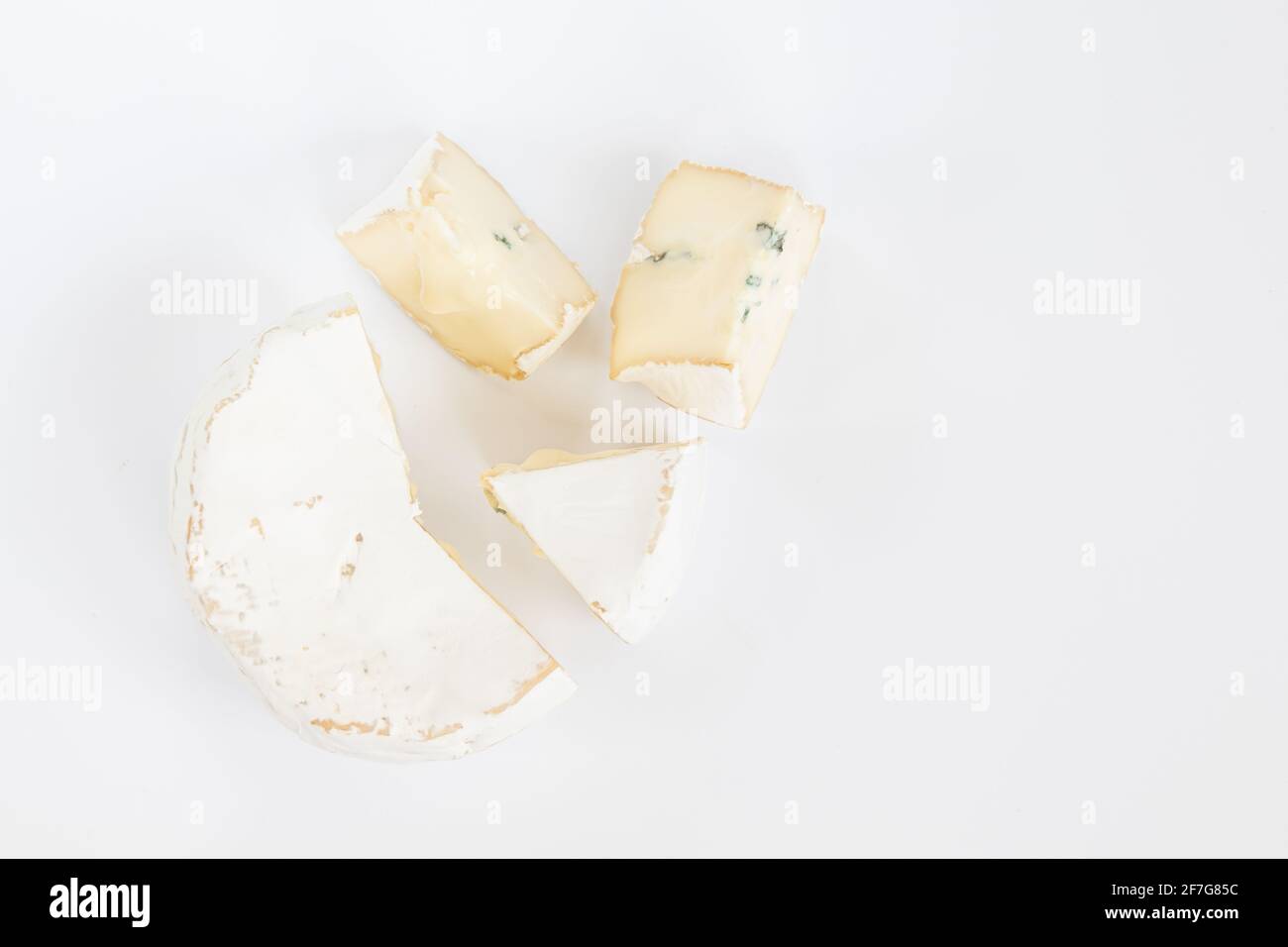 formaggio brie con muffa e fetta isolata su sfondo bianco, delizioso formaggio camembert, testa intera e tre metà Foto Stock