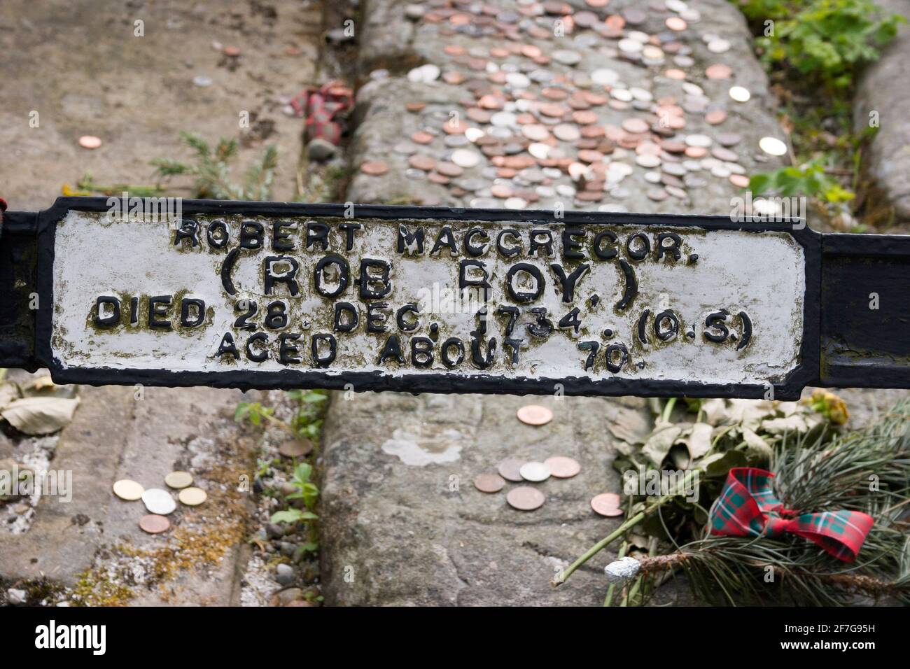 Targa sulla tomba di Rob Roy McGregor presso il cimitero della chiesa parrocchiale di Balquidder, Stirlingshire, Scozia Foto Stock