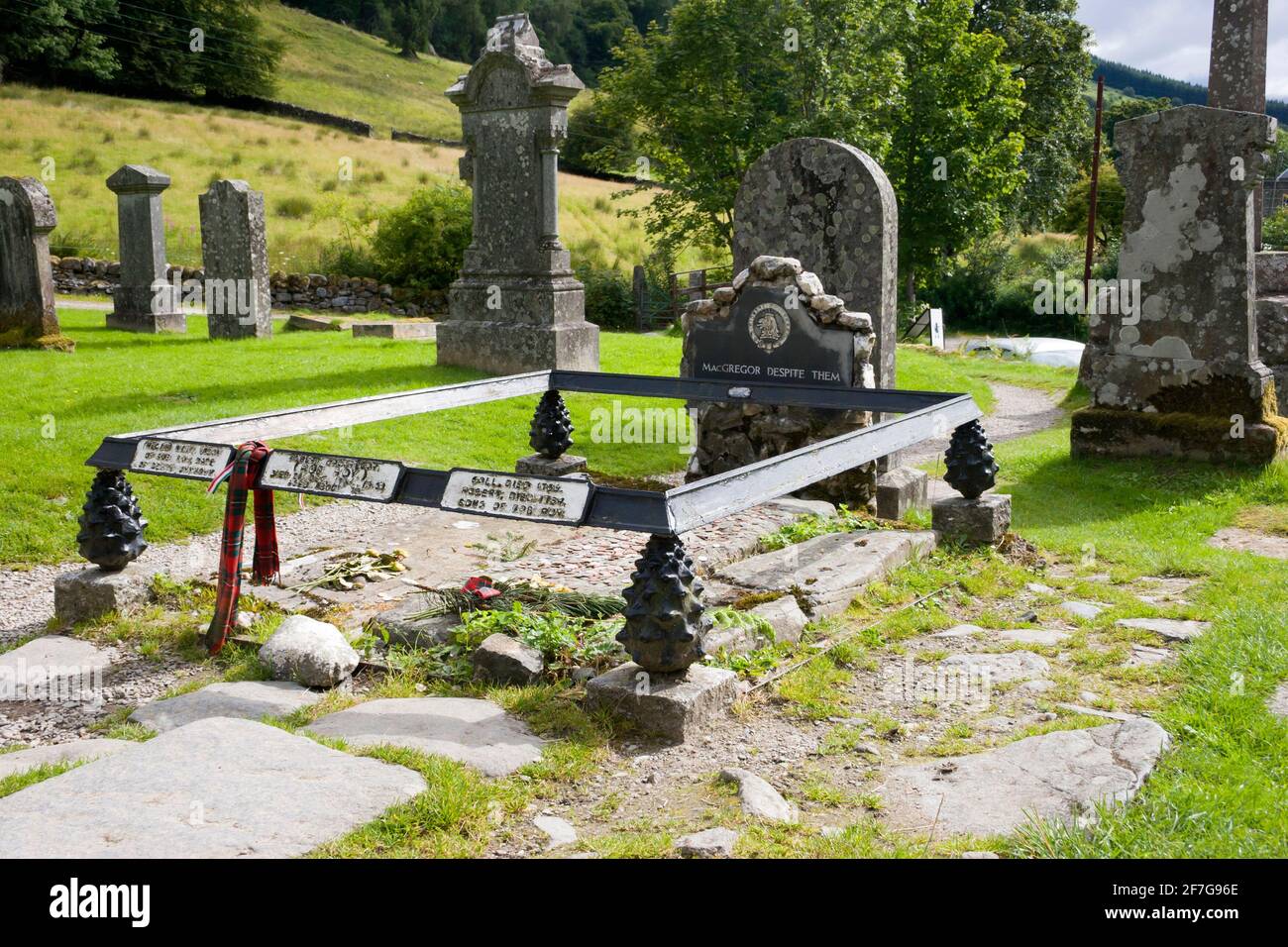 Tomba di Rob Roy McGregor al cimitero della Parrocchia di Balquidder, Stirlingshire, Scozia. Sepolto lungo è sua moglie, Helen, e il figlio Coll Foto Stock