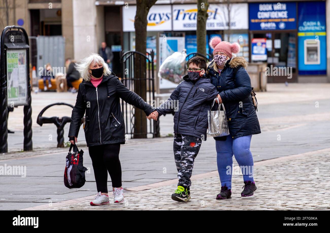 Dundee, Tayside, Scozia, Regno Unito. 7 Apr 2021. Regno Unito tempo: Un pomeriggio asciutto e freddo in tutto il Nord-Est della Scozia con temperature che raggiungono i 6°C. Il blocco Covid-19 si allenta con la gente che continua a passeggiare nel centro della città di Dundee con alcuni negozi essenziali di alta strada appena aperti per affari nel centro della città. I residenti locali sono ben consapevoli delle linee guida di allontanamento sociale e l'uso di maschere facciali stanno sfruttando le nuove norme di blocco trascorrere il tempo di shopping e socializzare fuori della città. Credit: Dundee Photographics/Alamy Live News Foto Stock