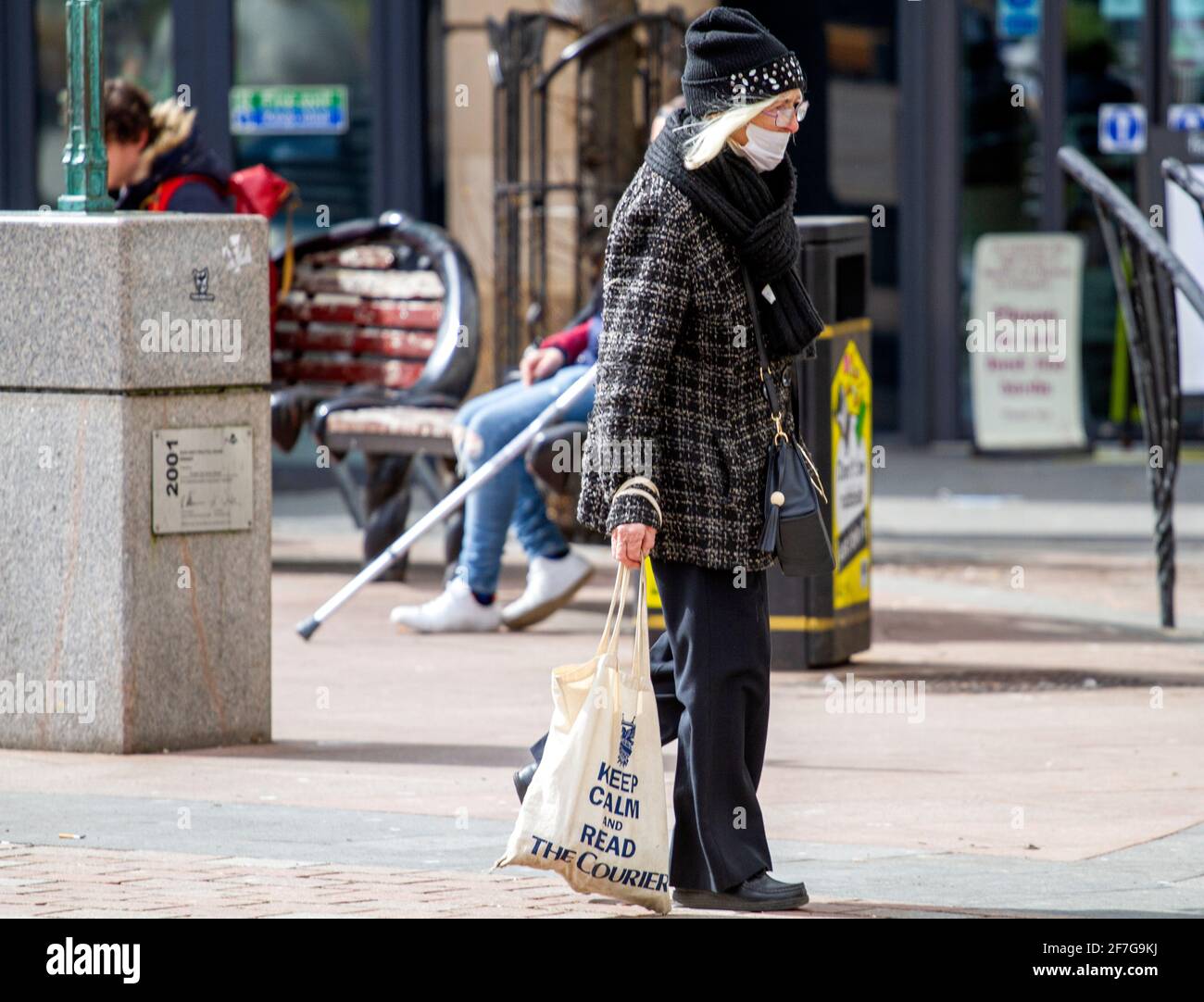 Dundee, Tayside, Scozia, Regno Unito. 7 Apr 2021. Regno Unito tempo: Un pomeriggio asciutto e freddo in tutto il Nord-Est della Scozia con temperature che raggiungono i 6°C. Il blocco Covid-19 si allenta con la gente che continua a passeggiare nel centro della città di Dundee con alcuni negozi essenziali di alta strada appena aperti per affari nel centro della città. I residenti locali sono ben consapevoli delle linee guida di allontanamento sociale e l'uso di maschere facciali stanno sfruttando le nuove norme di blocco trascorrere il tempo di shopping e socializzare fuori della città. Credit: Dundee Photographics/Alamy Live News Foto Stock