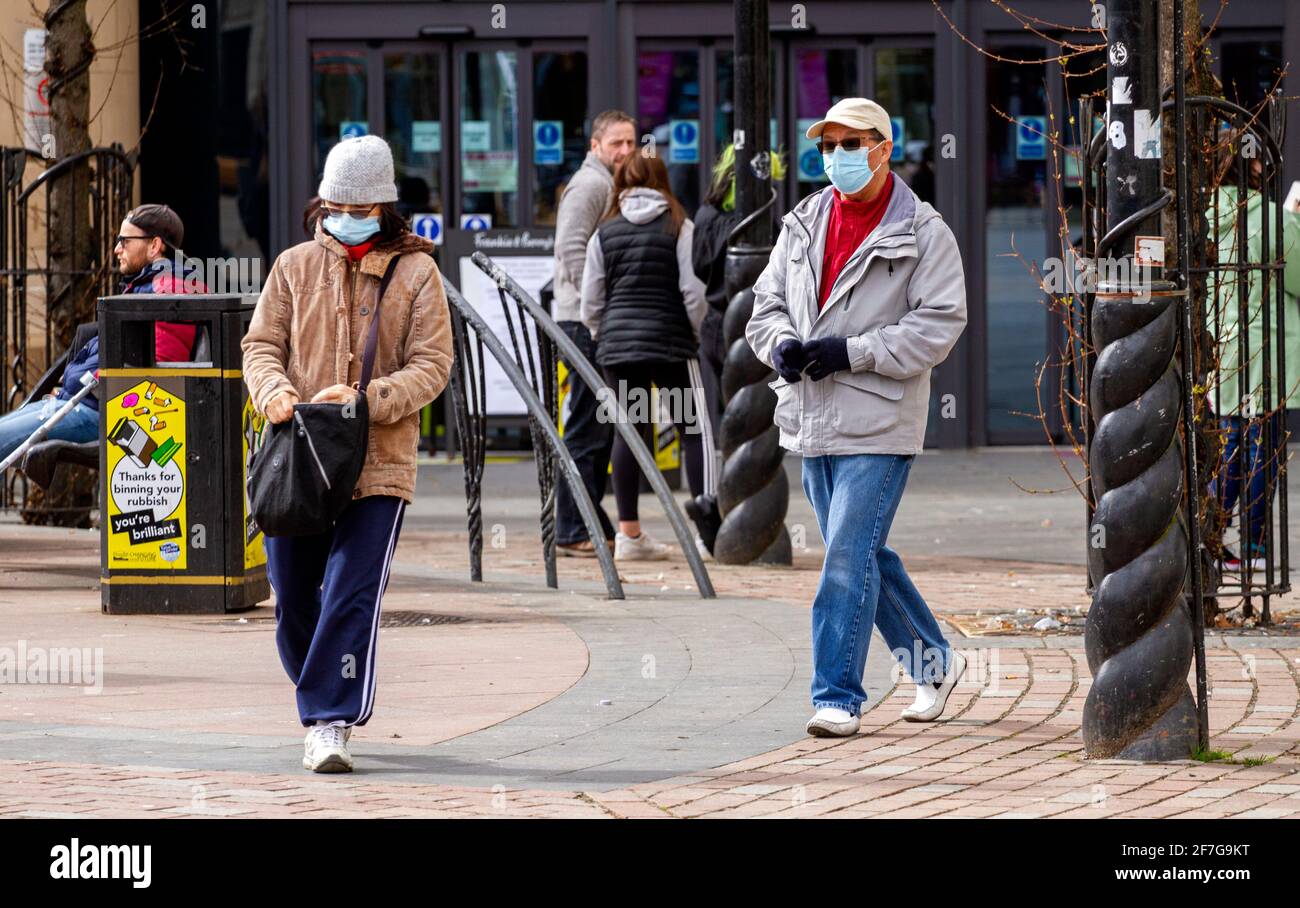 Dundee, Tayside, Scozia, Regno Unito. 7 Apr 2021. Regno Unito tempo: Un pomeriggio asciutto e freddo in tutto il Nord-Est della Scozia con temperature che raggiungono i 6°C. Il blocco Covid-19 si allenta con la gente che continua a passeggiare nel centro della città di Dundee con alcuni negozi essenziali di alta strada appena aperti per affari nel centro della città. I residenti locali sono ben consapevoli delle linee guida di allontanamento sociale e l'uso di maschere facciali sfruttando le nuove norme di blocco trascorrere il tempo di shopping e socializzare fuori della città. Credit: Dundee Photographics/Alamy Live News Foto Stock