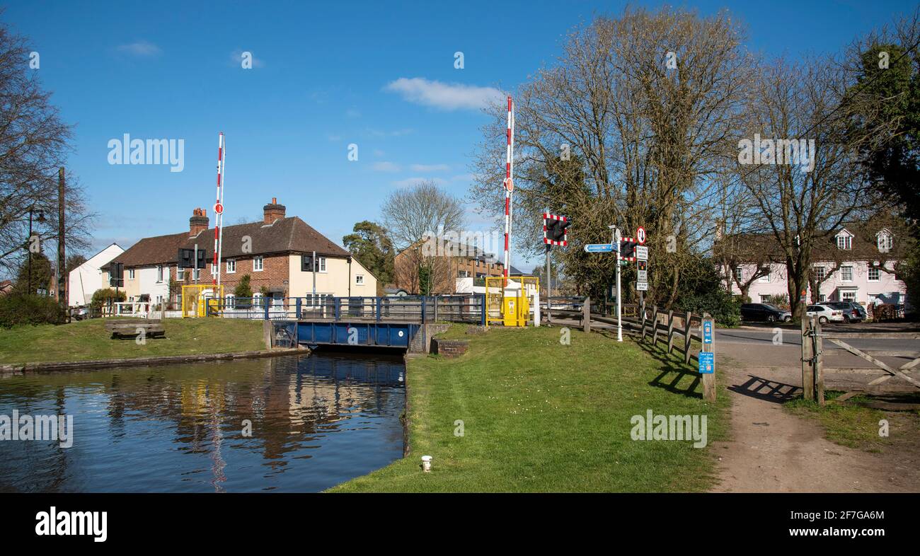 Kennett e Avon Canal, Aldermaston Wharf, Berkshire, Inghilterra, Regno Unito. 2021. Villaggio panoramico di Aldermaston Wharf lungo il Kennet e Avon canale Foto Stock