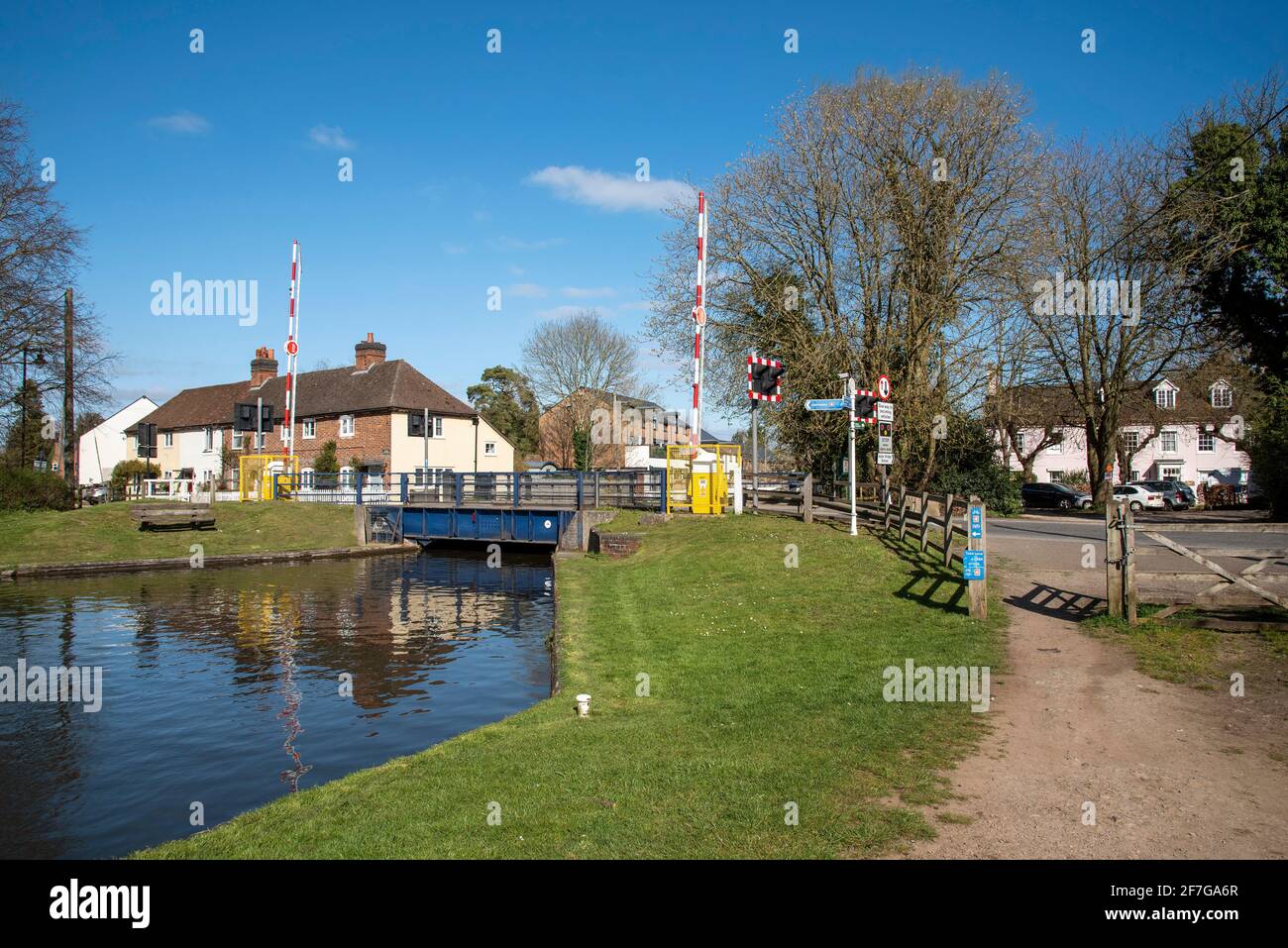 Kennett e Avon Canal, Aldermaston Wharf, Berkshire, Inghilterra, Regno Unito. 2021. Villaggio panoramico di Aldermaston Wharf lungo il Kennet e Avon canale Foto Stock