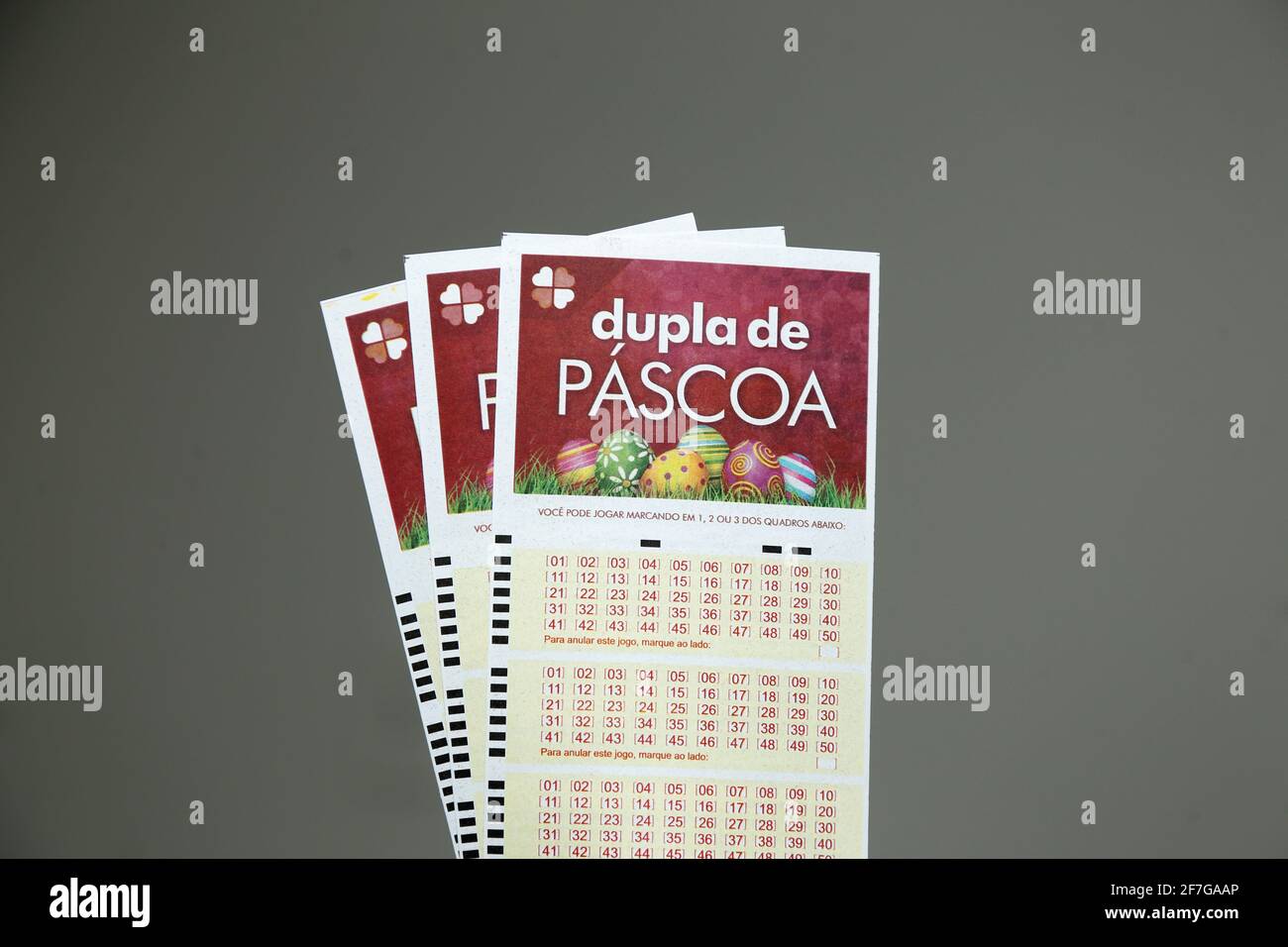 Minas Gerais, Brasile - 6 aprile 2021: Biglietto della lotteria Caixa Dupla Sena de Pascoa Foto Stock