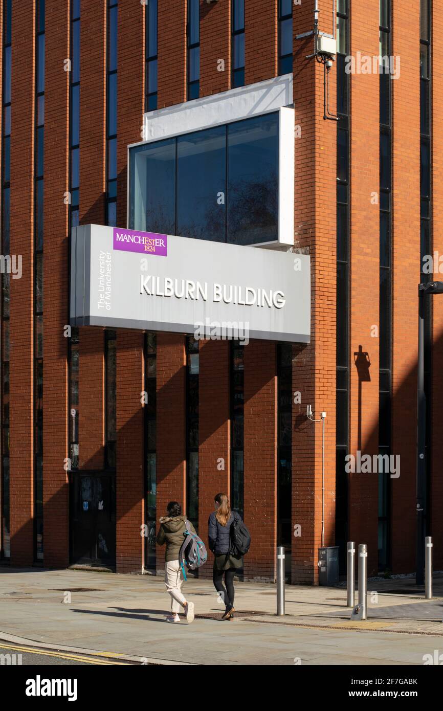 Kilburn Building, Department of computer Science, University of Manchester Oxford Road, Regno Unito con colonne in mattoni e finestre strette Foto Stock