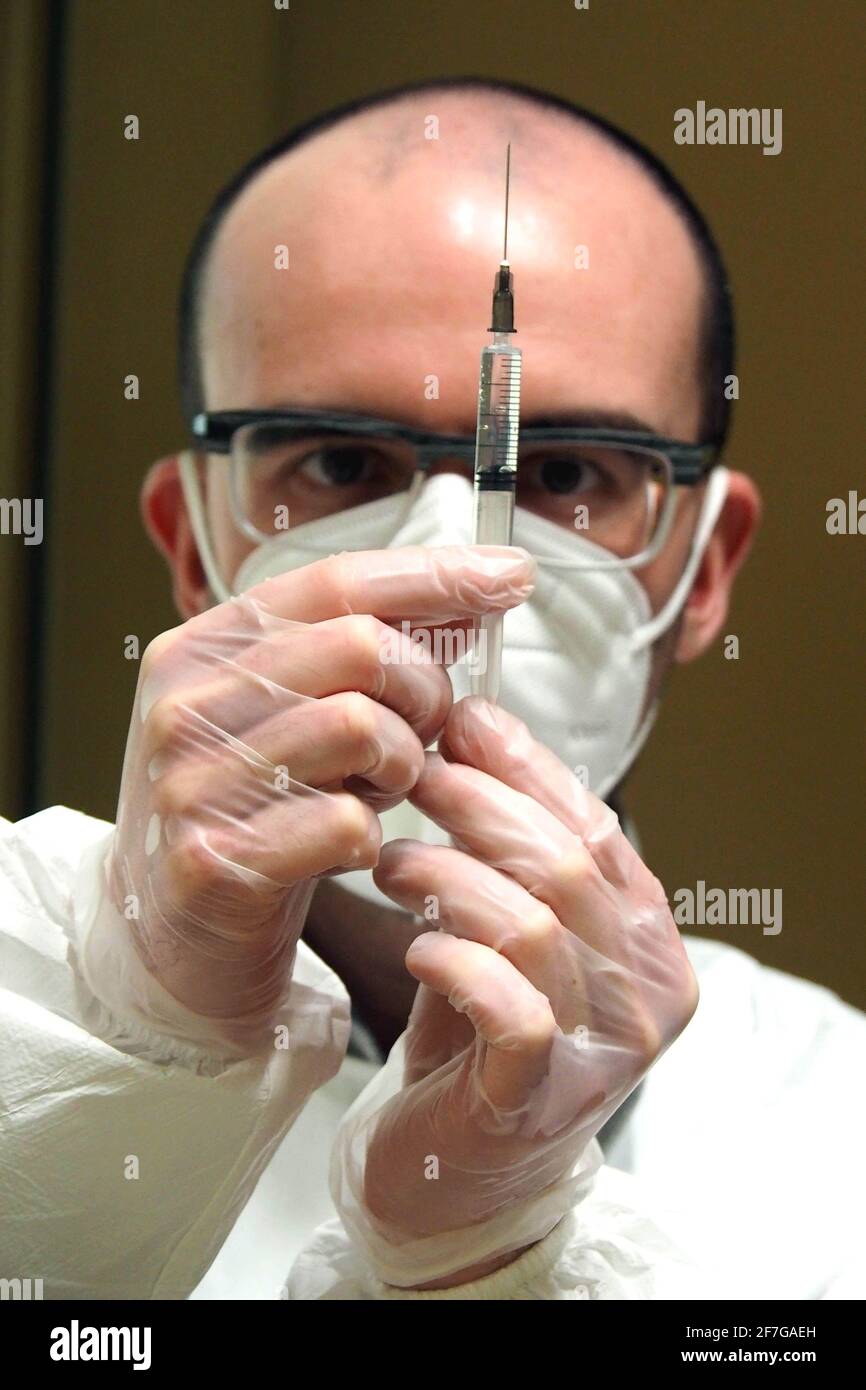 Italia, Regione Toscana, Arezzo, 25 febbraio 2021 : emergenza Covid-19, campagna di vaccinazione per oltre 80 anni, presso il medico di famiglia, medico generale. In Th Foto Stock