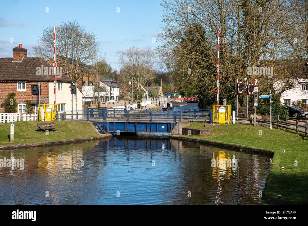 Kennett e Avon Canal, Aldermaston Wharf, Berkshire, Inghilterra, Regno Unito. 2021. Ponte della strada di sollevamento a Aldermaston Wharf. Una volta sollevato permette alle barche di passare al Foto Stock