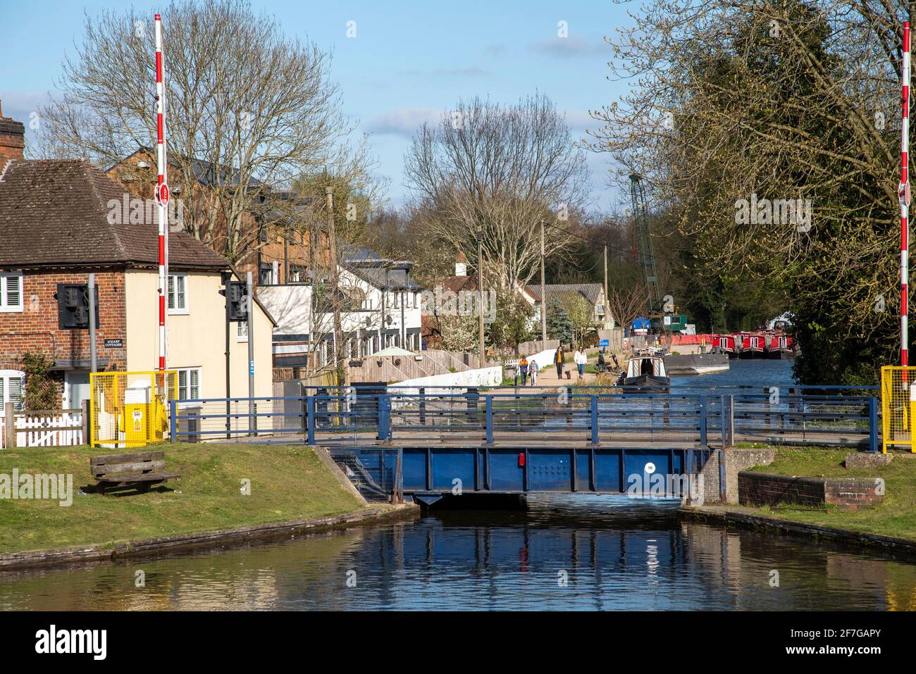 Kennett e Avon Canal, Aldermaston Wharf, Berkshire, Inghilterra, Regno Unito. 2021. Ponte della strada di sollevamento a Aldermaston Wharf. Una volta sollevato permette alle barche di passare al Foto Stock