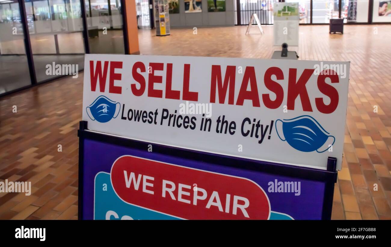 Londra, Ontario, Canada - 6 febbraio 2021: Un cartello pubblicizza le maschere per la vendita a Sherwood Forest Mall durante il blocco imposto dal governo di Londra nel 2021. Foto Stock