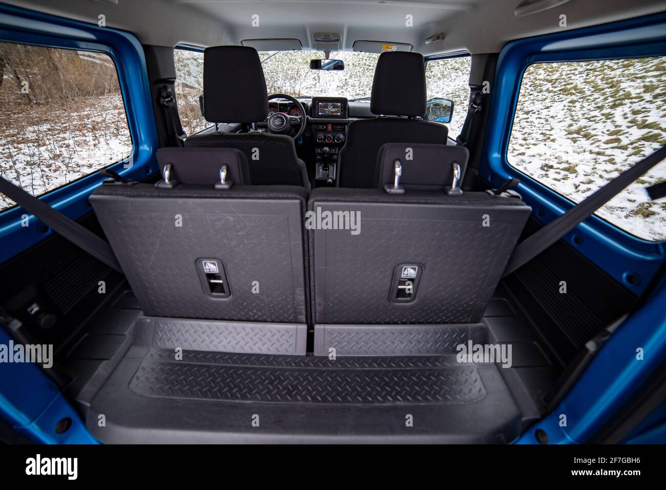 Mosca, Russia - 24 gennaio 2020: Interno del Suzuki Jimny mini SUV vista dal bagagliaio sul salone interno e sedili. Foto Stock