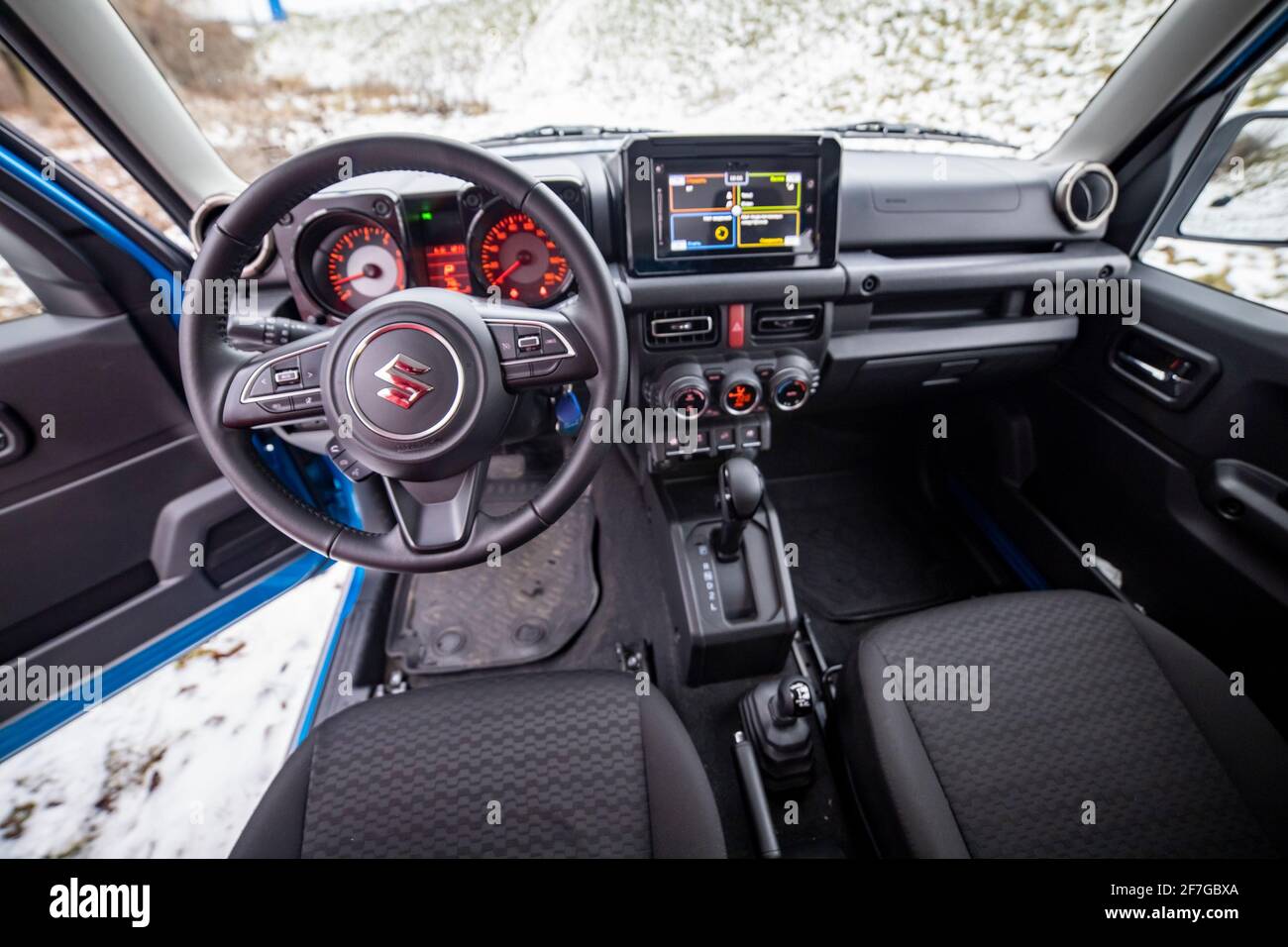 Mosca, Russia - 24 gennaio 2020: Vuoto interno del nuovo mini SUV Suzuki Jimmy Foto statiche nella foresta invernale. Primo piano. Driver sedile in nuovo offroad c Foto Stock