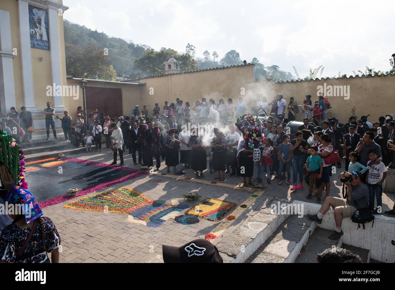 Le donne indigene guatemalteche in abiti tradizionali bruciano incenso durante la processione Semana Santa ad Antigua, un solenne rituale intriso di storia. Foto Stock