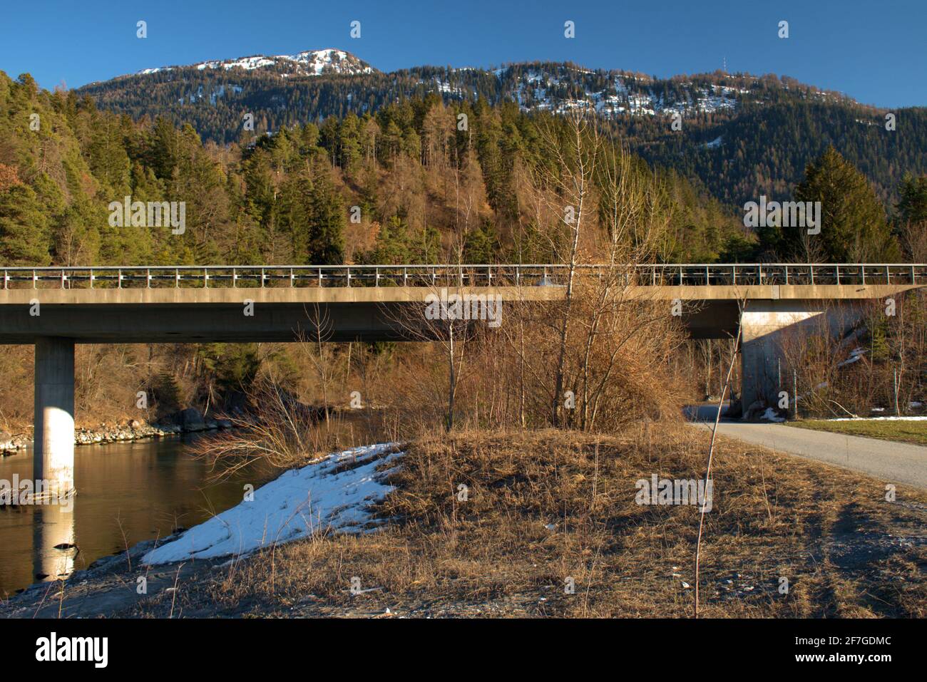 Ponte che attraversa l'incantevole fiume reno a Tamins in Svizzera 20.2.2021 Foto Stock