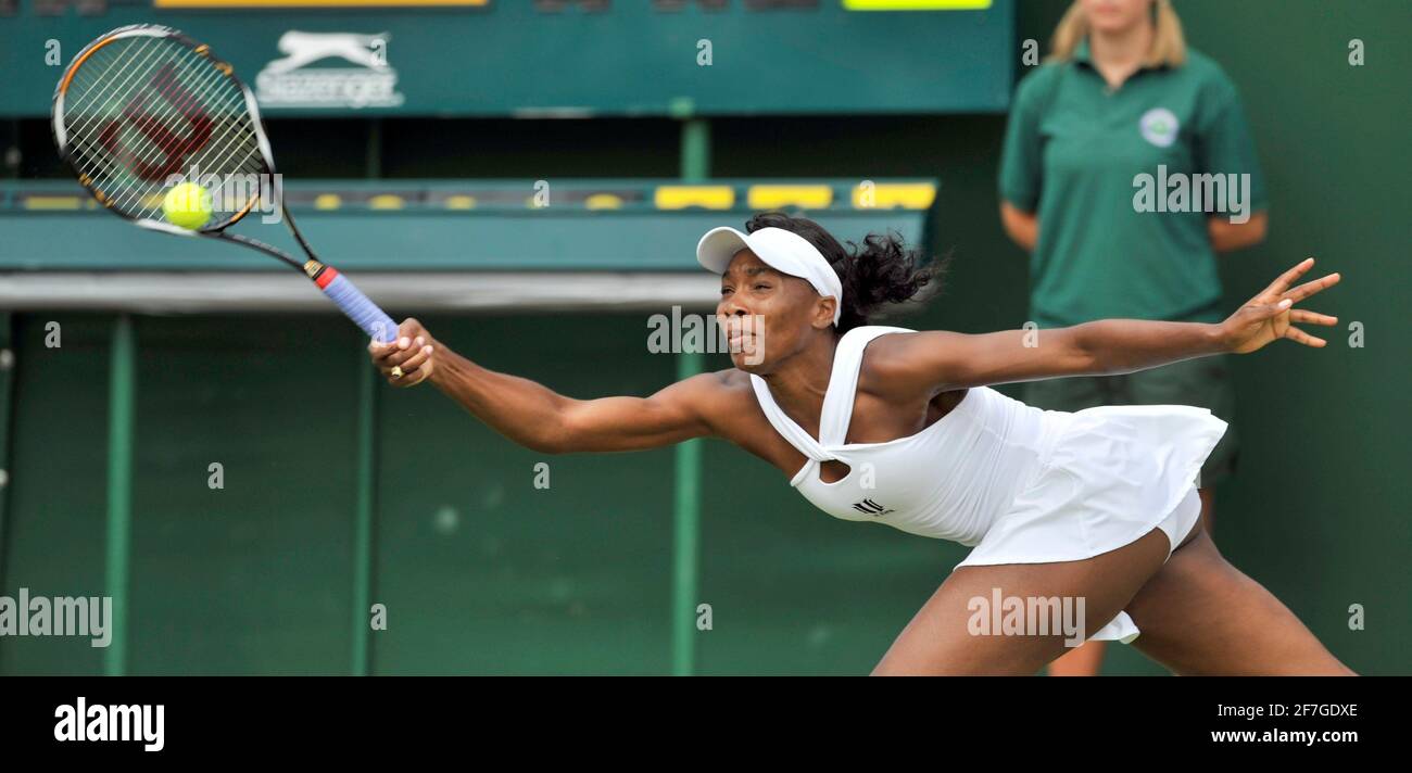 WIMBLEDON CAMPIONATI DI TENNIS 2008. 7° GIORNO 30/6/2008 V.WILLIAMS DURANTE LA SUA PARTITA CON A.KLEYBANOVA. IMMAGINE DAVID ASHDOWN Foto Stock